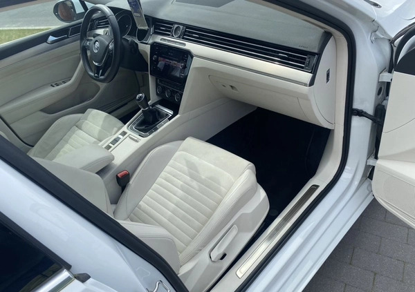 Volkswagen Passat cena 68400 przebieg: 129000, rok produkcji 2017 z Turek małe 596